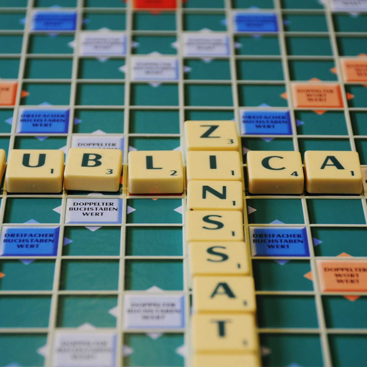 Das Wort "PUBLICA" im Scrabble gelegt